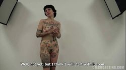 Porno casting med en veldig ond og vill tatovert MILF